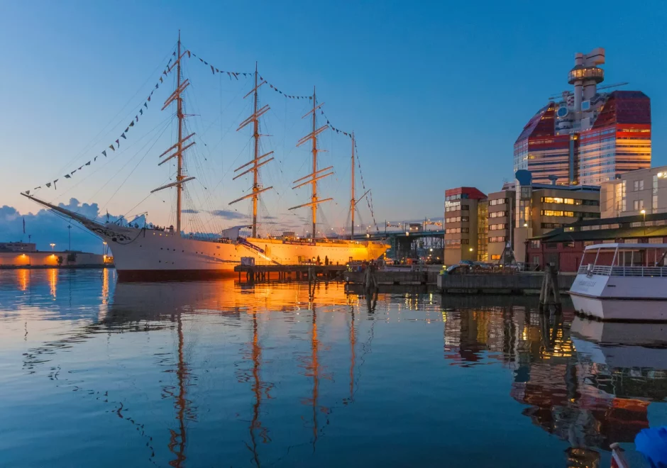 Tradional,Sailing,Vessel,At,Sunset,In,The,Harbour,Of,Gothenburg,